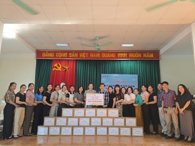 Tổ chức Zhi Shan Foundation tặng 30 combo sách cho học sinh .