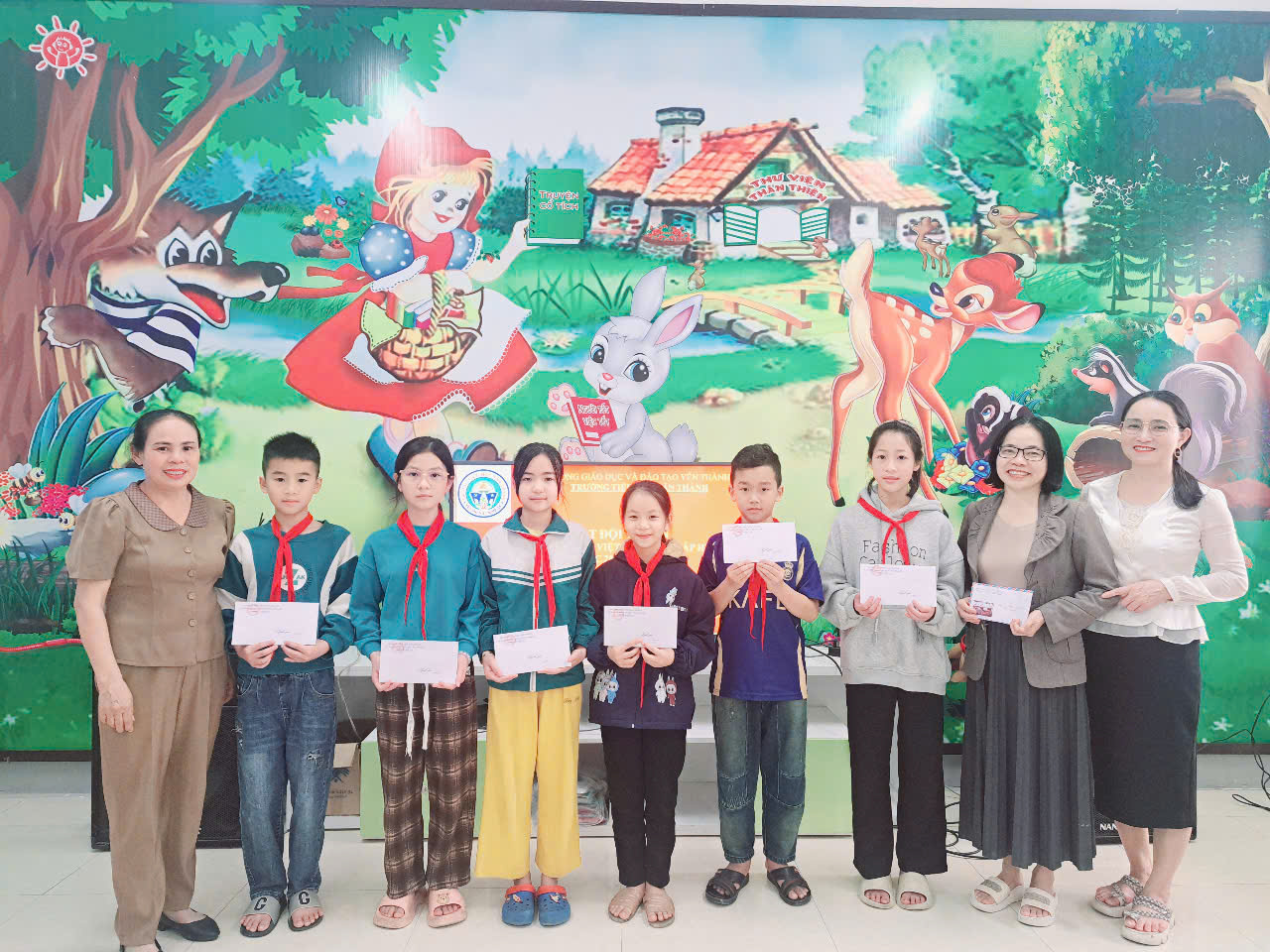 Ngày 14 tháng 3 năm 2025, Ban giám hiệu  trường Tiểu học Tân Thành phối hợp vơi Hội CMHS tặng quà và chúc mừng đội tuyển Tiếng Việt- Toán tuổi thơ dự giao lưu cấp huyện.